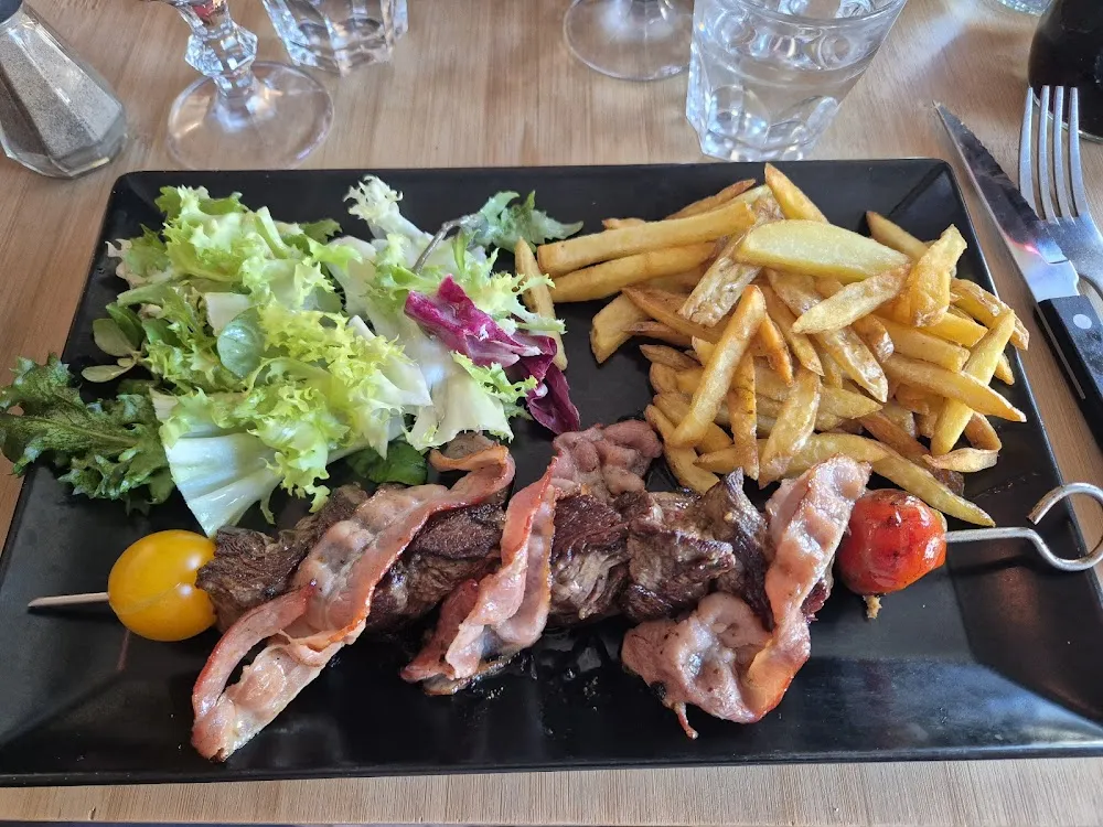 Brochette de Bœuf Salade Et Frites Fraîche