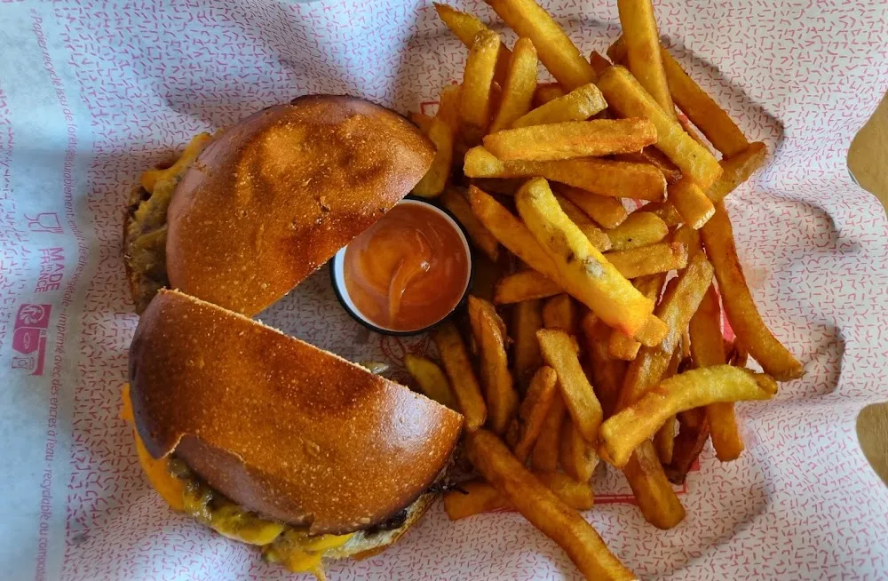 Mama's Cheeseburger Au Cheddar Oignons Caramélisées Frites Fraîche