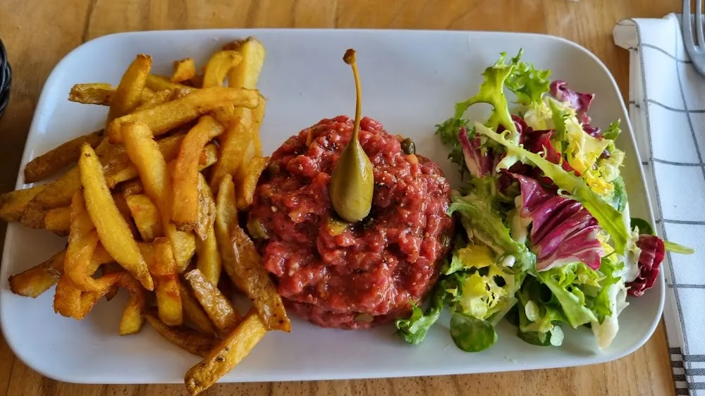 Tartare de Bœuf Frites Salade